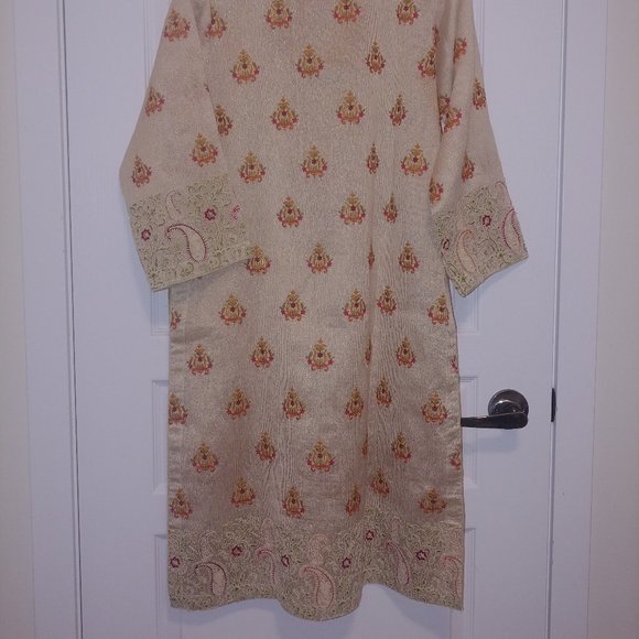 Organza Embroided Shirt with Choona Dupatta - Picture 4 of 4